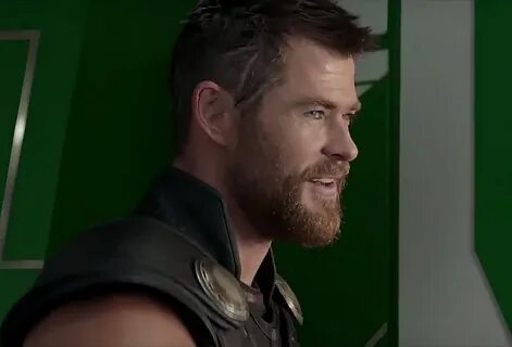 Still of Chris Hemsworth in Thor Ragnarok. Cabelo masculino,
