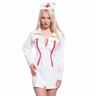 Девушка в костюме медсестры