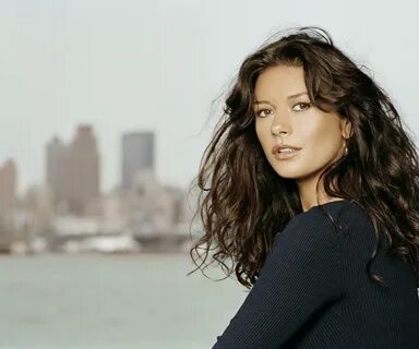 Download Wallpaper Elegant actress Catherine Zeta-Jones (960