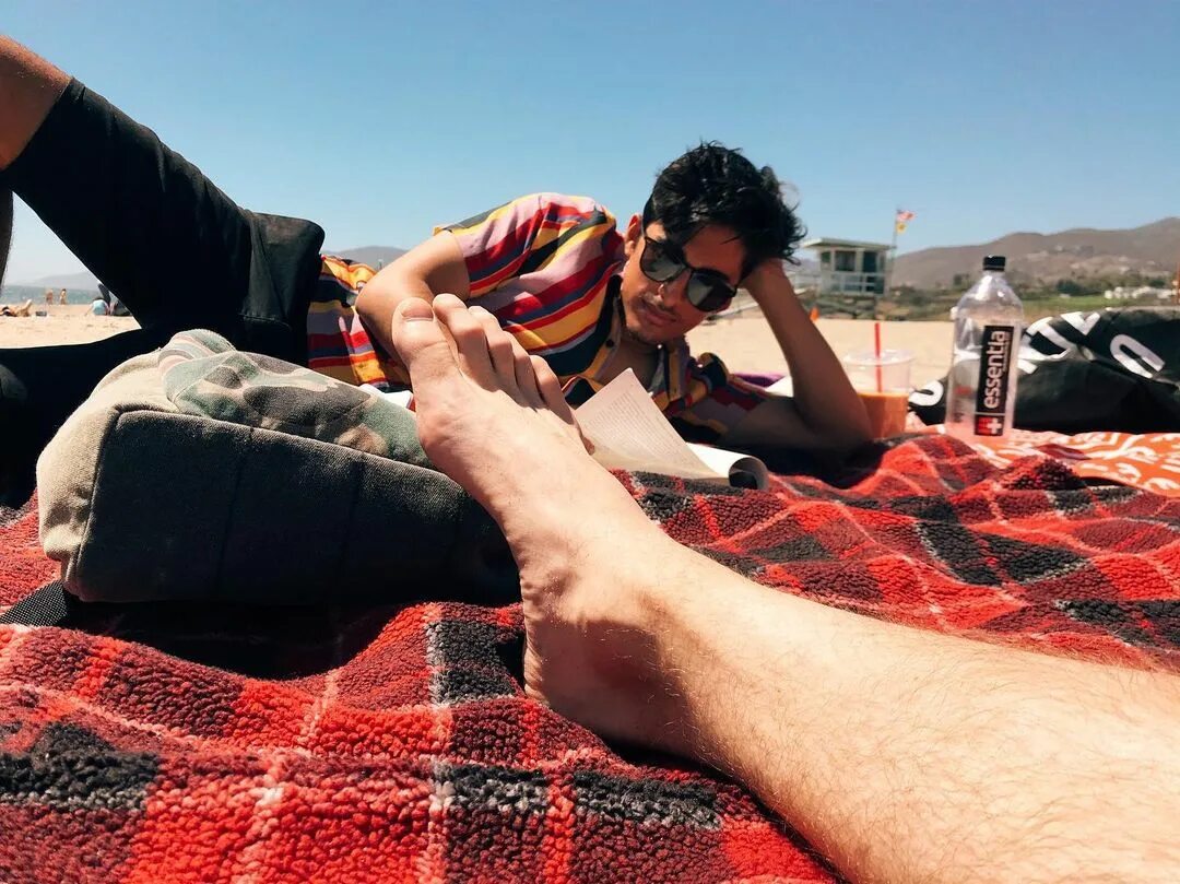 Karan Brar в Instagram: "beach day ft. @troyogletree foot" .