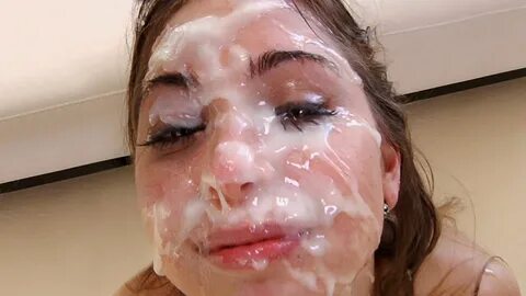 Cumslut Riley Reid gets her face coated in cum Foto Pornô - 