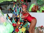 Carnaval 2018: Rita Cadillac faz ensaio sensual em barracão 