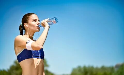 Woman drinking water after sport activities Beginogi.ru