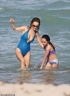 Giada de Laurentiis keeps her cool in two bathing suits as s