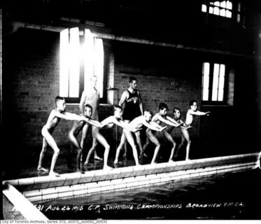 Исторические фотографии - чемпионат по плаванию и отец с братом Анны Франк 