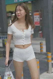 街 拍 白 色 紧 身 短 裤 美 女 小 姐 姐 更 多 高 清 大 图.https://jiepaitop.blogspot.com/2022/0...