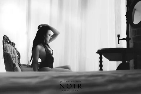 Simple Ways to Manipulate Natural Light in a Boudoir Studio 