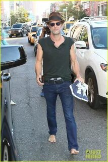 Thomas Jane Walks Barefoot Down New York City Street: Photo 