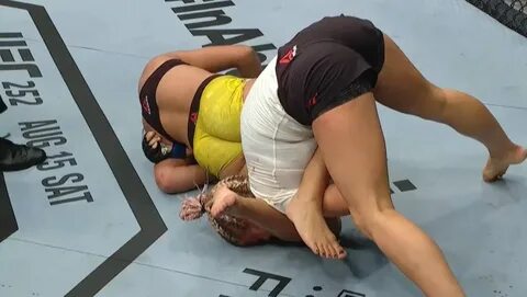 UFC 251: Amanda Ribas szybko poddaje Paige VanZant WIDEO