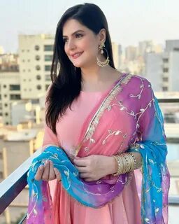 Zareen Khan also opted a minimal makeup look 