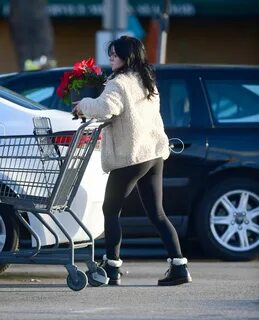 Ariel Winter Grocery shopping in Los Angeles - Celebzz - Cel