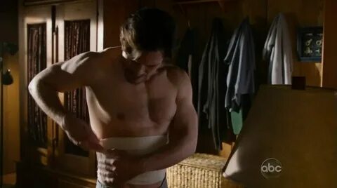 Nick Wechsler Shirtless in Revenge s1e14 - Shirtless Men at 