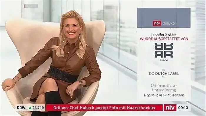 Jennifer knäble upskirt.