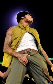 allBulge 🍥 у Твіттері: "Chris Brown grabbing his dick + bulg