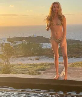 Cat dealy naked 💖 Cat Deeley, 44, shows off her incredible f