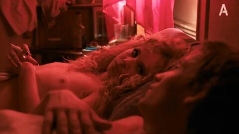 Juno-Temple-nude-butt-and-boob-in-hot-sex-scene-Vinyl-2016-s