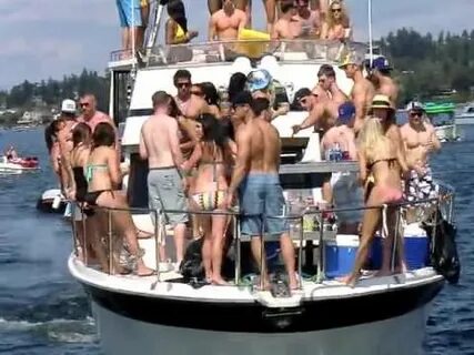 Seafair Seattle - Party Boats on Lake Washington are CRAZY !