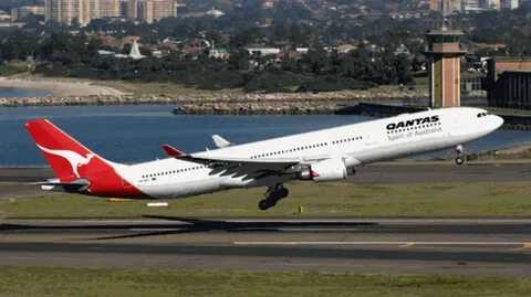 Qantas Airbus A330 Receives a Lightning Strike