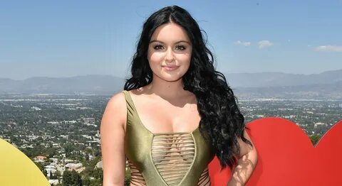 Ariel Winter Has a Dunphy Reunion with Nolan Gould at Just J