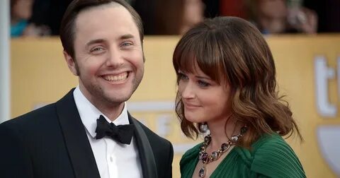 Who are the men that Alexis Bledel has dated? - ✔ contluring