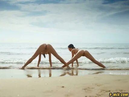 Две голые сестрички гимнастки позируют на берегу моря