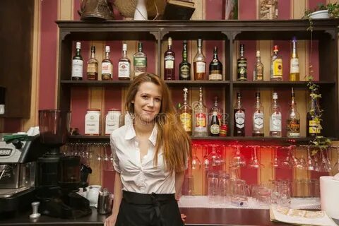 Портрет уверенно женского бармена на счетчике Стоковое Фото 