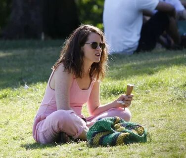 Claire Foy - meeting with a friend in a London park-01 GotCe