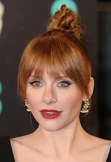 Bryce Dallas Howard fez coque alto + franjinha e batom verme