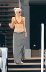 Gwen Stefani Long Skirt - Gwen Stefani Looks - StyleBistro