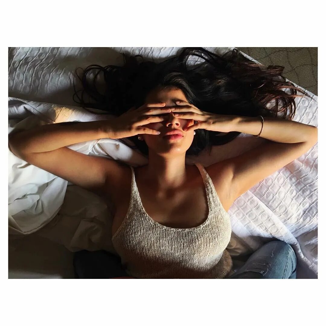 Laura Osma в Instagram: "Buenos días por la noche. 🍃 🍃 🍃" .