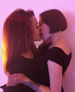Pin de Bob Caruso en It’s My Soul You Kiss Lesbianas besándo