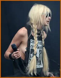 Celebrity Spicy Girls: Hot Singer Taylor Momsen Has Nipple T