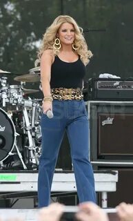 Jessica Simpson Hikes Up Her Jeans and Sings For Chili POPSU