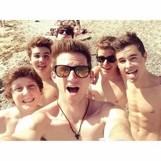 O2L boys hanging in Cali Trevor, Sam, Jc, Connor, Kian, Rick