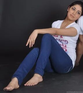 Bollywood Actress Yami Gautam Feet High Quality HD Wallpaper