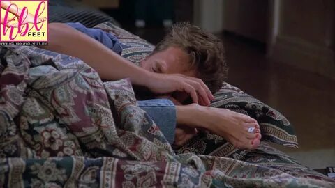 File:Julia-louis-dreyfus-feet-seinfeld-s7-e4-08.jpg - Real F