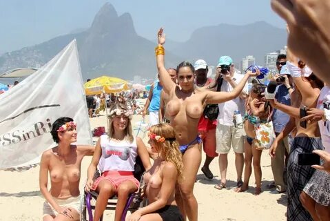 Mulher Melão e outras musas se unem em protesto pelo topless