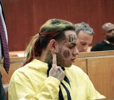 Le rappeur Tekashi 6ix9ine risque trois ans de prison après avoir.