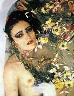 Siouxie Sioux in a bath of petals Siouxsie sioux, Siouxsie &