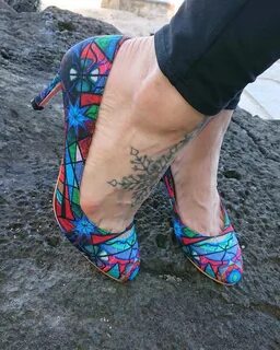 Teal Swan Feet (3 photos) - celebrity-feet.com