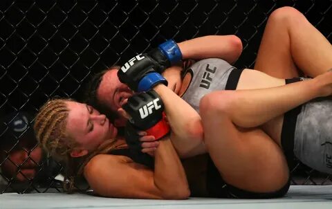 Развратную женщину-бойца UFC уволили после оголения груди во