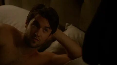 ausCAPS: Josh Bowman shirtless in Revenge 4-03 "Ashes"