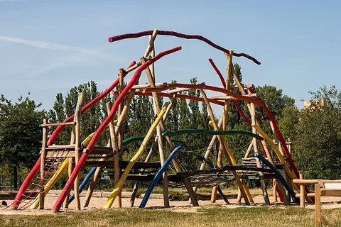 File:140703 Klettergerüst Spielplatz Mauerpark Berlin.jpg - 