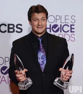 Nathan Fillion wins Favorite Dramatic TV Actor award at the 
