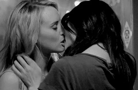 Vauseman lesbian kiss GIF - Pesquisar em GIFER