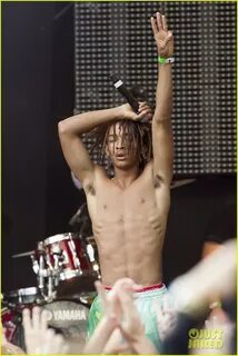 Jaden Smith Shows Off His Six-Pack While Shirtless on Stage: