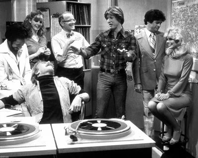 WKRP IN CINCINNATI' CBS TV SHOW ENSEMBLE CAST - 8X10 PUBLICI