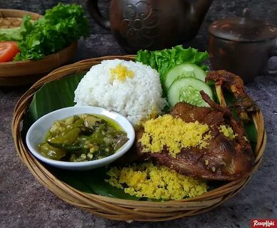 Bebek goreng yang sedap, memakai bumbu . 