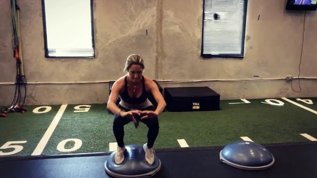 Jaye Marie Green sur Instagram : Lateral jumps into a squat on a bosu ball ...