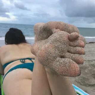 Giantess Autumn в Твиттере: "Any little #footboys in the moo